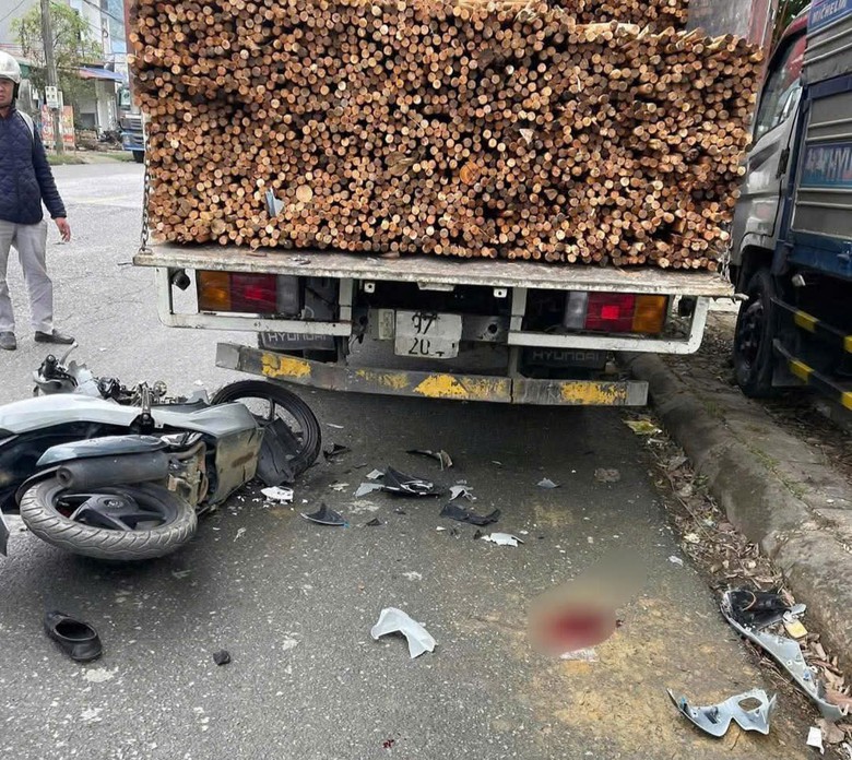 Người đi xe m&aacute;y tử vong khi va chạm &ocirc; t&ocirc; đỗ b&ecirc;n đường- Ảnh 1.
