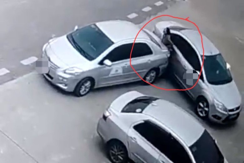 Khoảnh khắc học vi&ecirc;n l&aacute;i xe l&ugrave;i tr&uacute;ng, &eacute;p người phụ nữ v&agrave;o &ocirc; t&ocirc; ph&iacute;a sau- Ảnh 1.