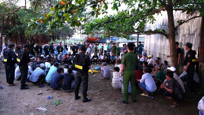 Ph&aacute; tụ điểm đ&aacute; g&agrave; ăn tiền tr&ecirc;n đ&ecirc; biển Tiền Giang, bắt 75 đối tượng- Ảnh 1.