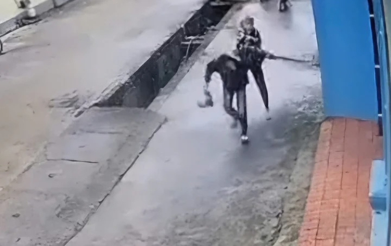 Đ&aacute;nh người tr&ecirc;n đường v&igrave; "ngứa mắt", một đối tượng bị bắt khẩn cấp- Ảnh 1.