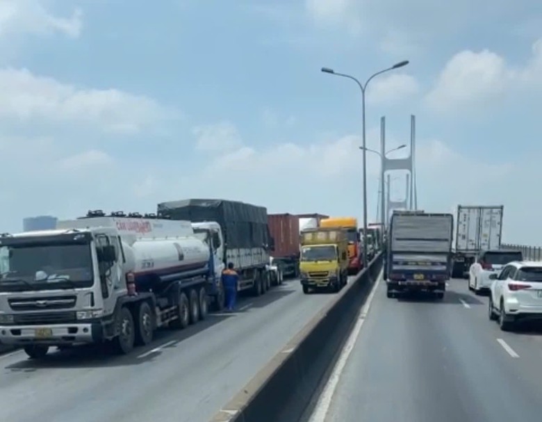 Tai nạn li&ecirc;n ho&agrave;n ở dốc cầu Ph&uacute; Mỹ khiến giao th&ocirc;ng &ugrave;n tắc k&eacute;o d&agrave;i- Ảnh 1.