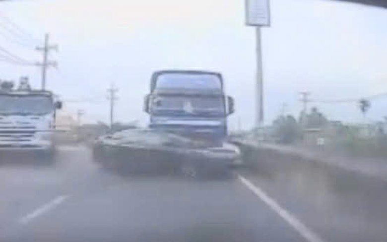 Tạt đầu xe tải, &ocirc; t&ocirc; 5 chỗ bị k&eacute;o l&ecirc; tr&ecirc;n đường tỉnh 830 qua Long An, t&agrave;i xế bị thương