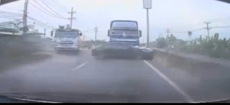 Tạt đầu xe tải, &ocirc; t&ocirc; 5 chỗ bị k&eacute;o l&ecirc; tr&ecirc;n đường tỉnh 830 qua Long An, t&agrave;i xế bị thương- Ảnh 1.