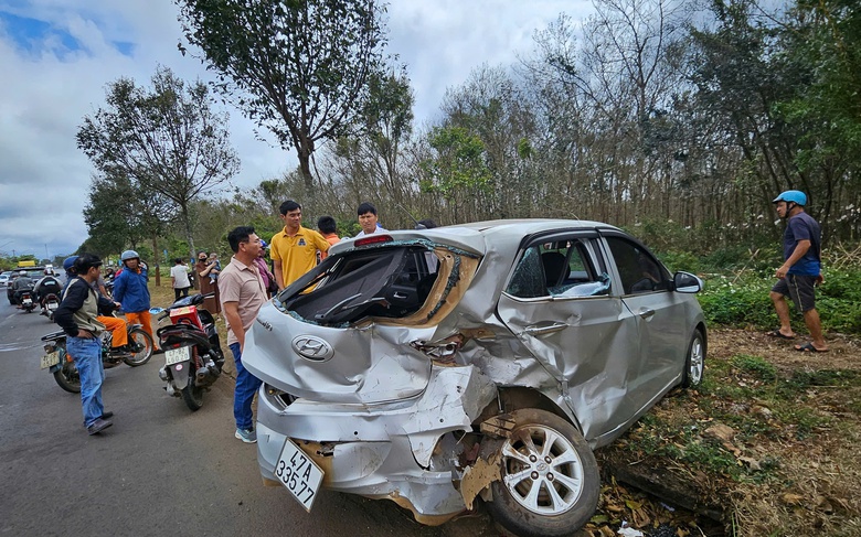 Vượt ẩu rồi mất l&aacute;i, xế hộp bị xe kh&aacute;c t&ocirc;ng bể n&aacute;t- Ảnh 1.