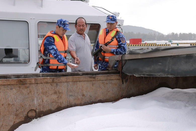 Bắt giữ s&agrave; lan vận chuyển tr&aacute;i ph&eacute;p hơn 100 tấn ph&acirc;n đạm URE tr&ecirc;n biển- Ảnh 2.