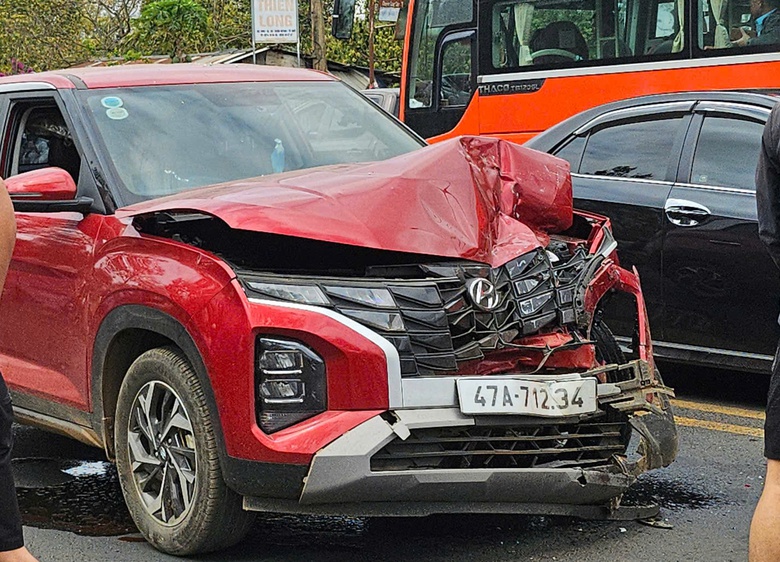 Vượt ẩu rồi mất l&aacute;i, xế hộp bị xe kh&aacute;c t&ocirc;ng bể n&aacute;t- Ảnh 2.