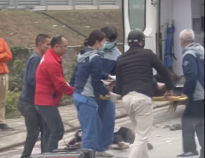 Hai c&ocirc; g&aacute;i nằm bất tỉnh cạnh xe m&aacute;y tr&ecirc;n đường gom cao tốc, một người tử vong- Ảnh 2.