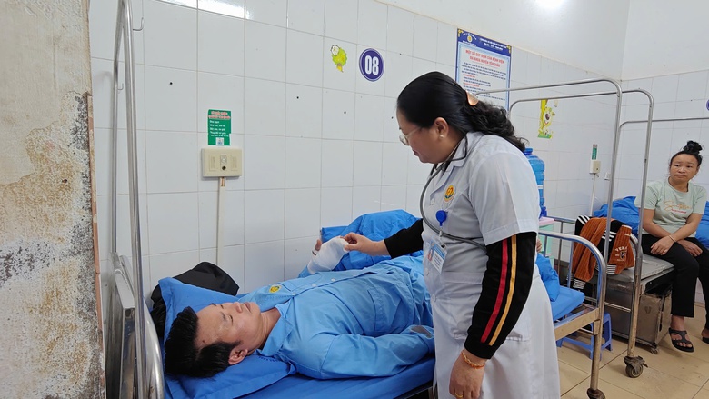 Sức khỏe c&aacute;c nạn nh&acirc;n bị thương trong vụ tai nạn ở Sơn La hiện ra sao?- Ảnh 2.