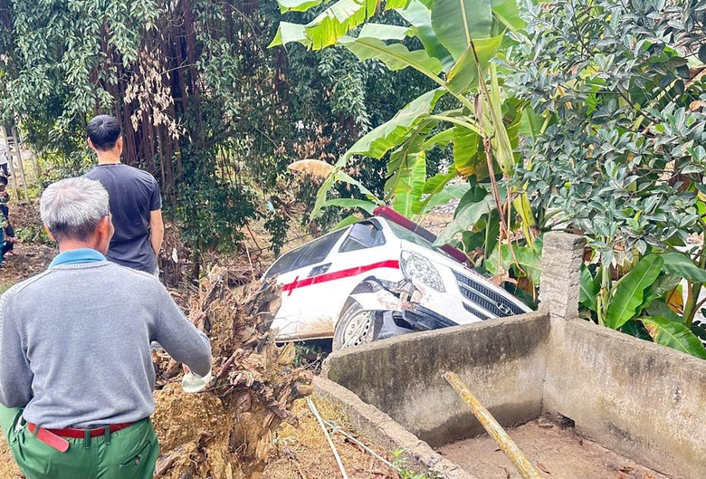 Xe cứu thương bất ngờ lao vực khi đang chở thi thể nạn nh&acirc;n về nh&agrave;- Ảnh 1.