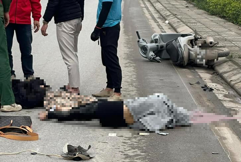 Hai c&ocirc; g&aacute;i nằm bất tỉnh cạnh xe m&aacute;y tr&ecirc;n đường gom cao tốc, một người tử vong- Ảnh 1.