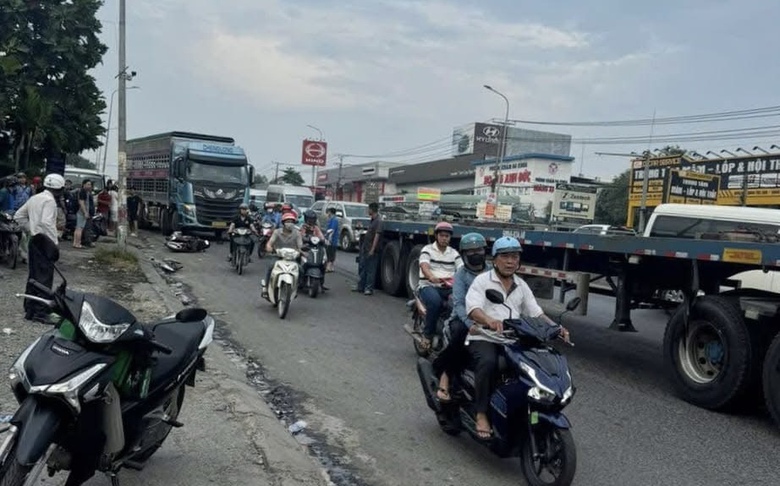 Ngã vào rơ-moóc xe đầu kéo sau va chạm, bé gái 7 tuổi tử vong thương tâm- Ảnh 1. Ngã vào rơ-moóc xe đầu kéo sau va chạm, bé gái 7 tuổi tử vong thương tâm- Ảnh 1.