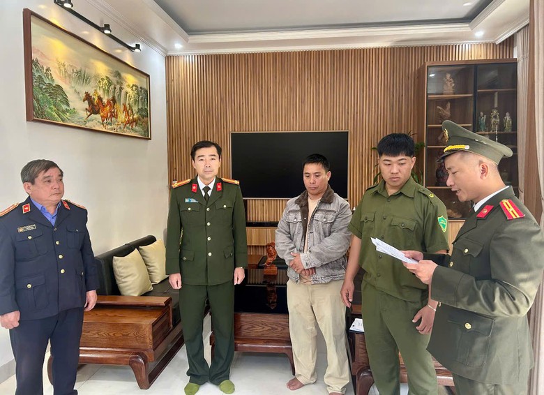 Người đ&agrave;n &ocirc;ng 50 tuổi bị khởi tố v&igrave; l&agrave;m giả giấy ph&eacute;p l&aacute;i xe- Ảnh 1.