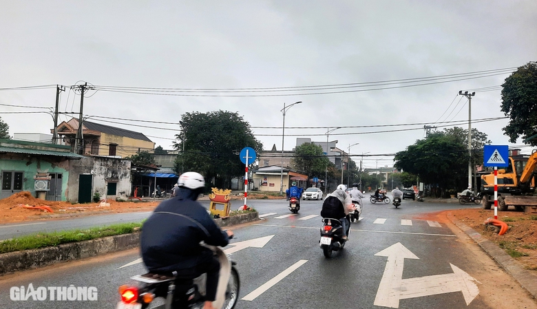 Quảng Trị: Lắp đặt đ&egrave;n t&iacute;n hiệu, xử l&yacute; 3 điểm đen TNGT tr&ecirc;n đường L&ecirc; Th&aacute;nh T&ocirc;ng- Ảnh 1.