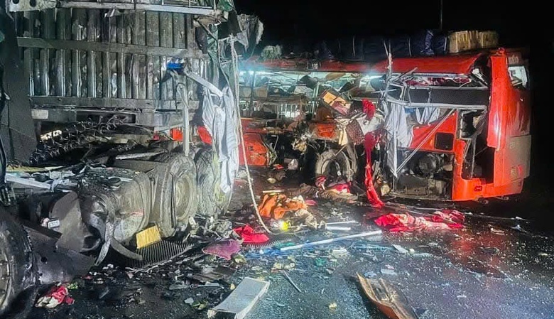 Danh t&iacute;nh 15 nạn nh&acirc;n thương vong trong vụ xe kh&aacute;ch t&ocirc;ng xe đầu k&eacute;o ở Sơn La- Ảnh 1.