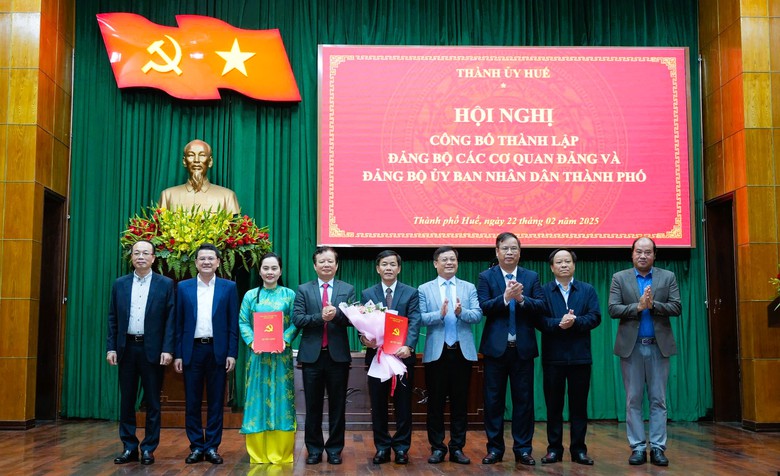 Th&agrave;nh ủy Huế c&ocirc;ng bố nhiều quyết định quan trọng về c&ocirc;ng t&aacute;c c&aacute;n bộ- Ảnh 2.