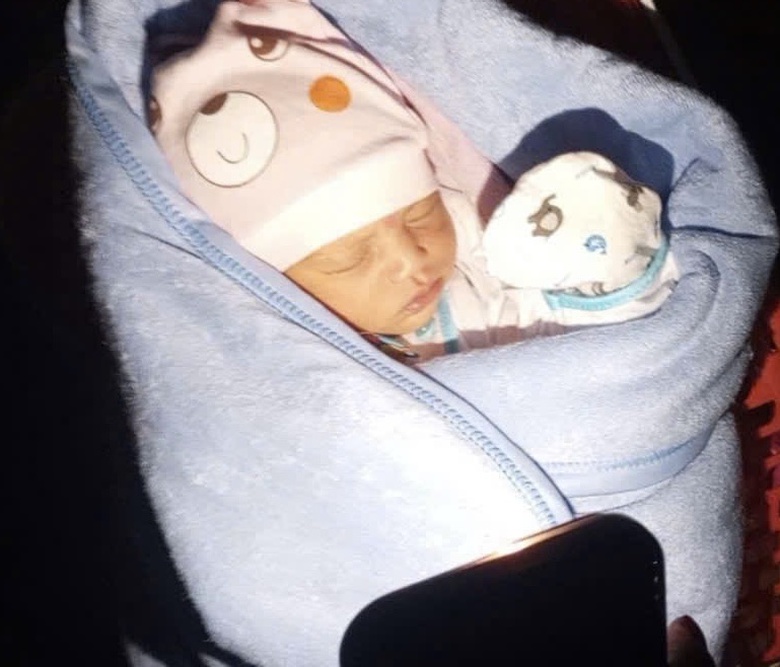 B&eacute; g&aacute;i sơ sinh bị bỏ rơi trong l&ocirc; cao su ở B&igrave;nh Dương- Ảnh 1.