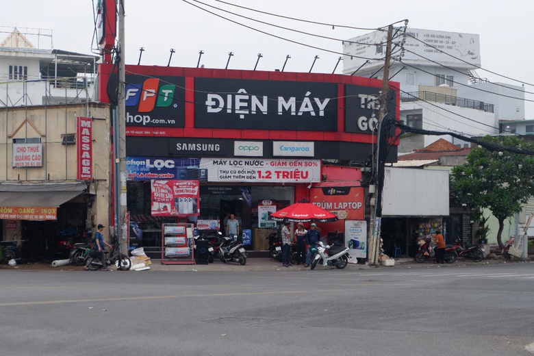 Truy bắt đối tượng cầm dao v&agrave;o cướp tiền ở cửa h&agrave;ng FPT- Ảnh 1.