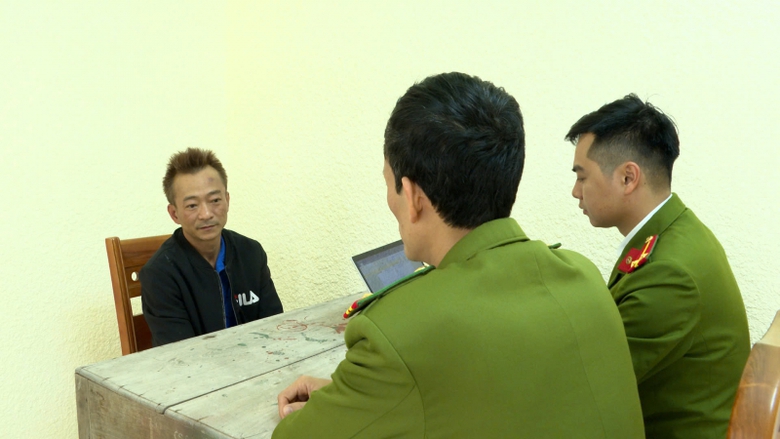 Tạm giữ h&igrave;nh sự t&agrave;i xế &ocirc; t&ocirc; k&eacute;o l&ecirc; xe m&aacute;y ở Vĩnh Ph&uacute;c- Ảnh 1.