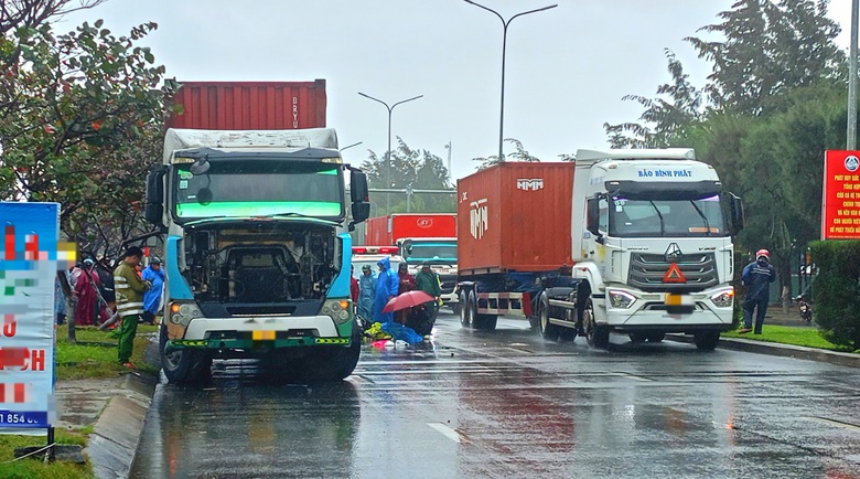 Xe m&aacute;y va chạm xe đầu k&eacute;o, một người tử vong tại chỗ- Ảnh 1.