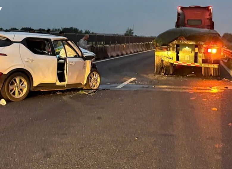 Ô tô 5 chỗ va chạm xe container trên cao tốc, một phụ nữ nguy kịch- Ảnh 1. Ô tô 5 chỗ va chạm xe container trên cao tốc, một phụ nữ nguy kịch- Ảnh 1.