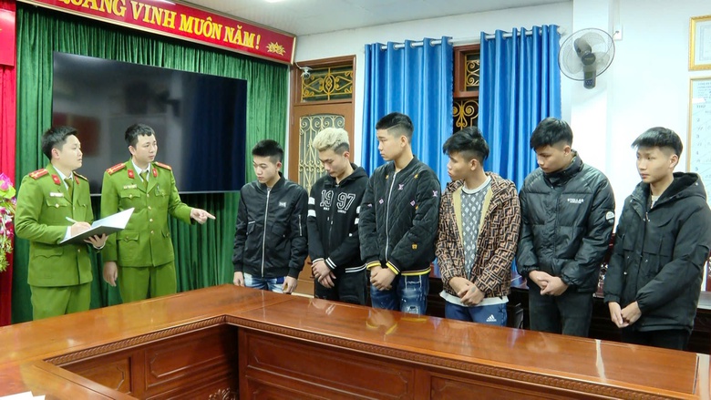 Triệu tập nh&oacute;m thanh ni&ecirc;n cầm hung kh&iacute; đến s&acirc;n b&oacute;ng đ&aacute; đ&aacute;nh người- Ảnh 1.