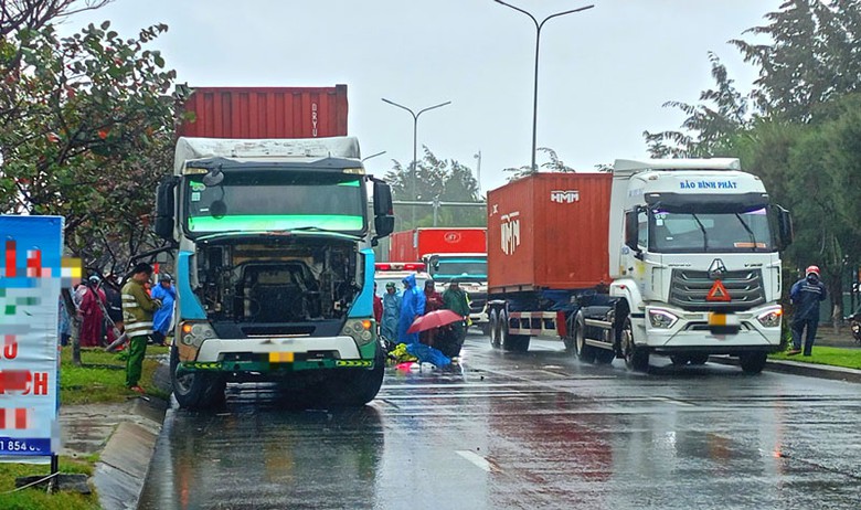 Hiện trường vụ TNGT giữa xe m&aacute;y v&agrave; &ocirc; t&ocirc; đầu k&eacute;o.