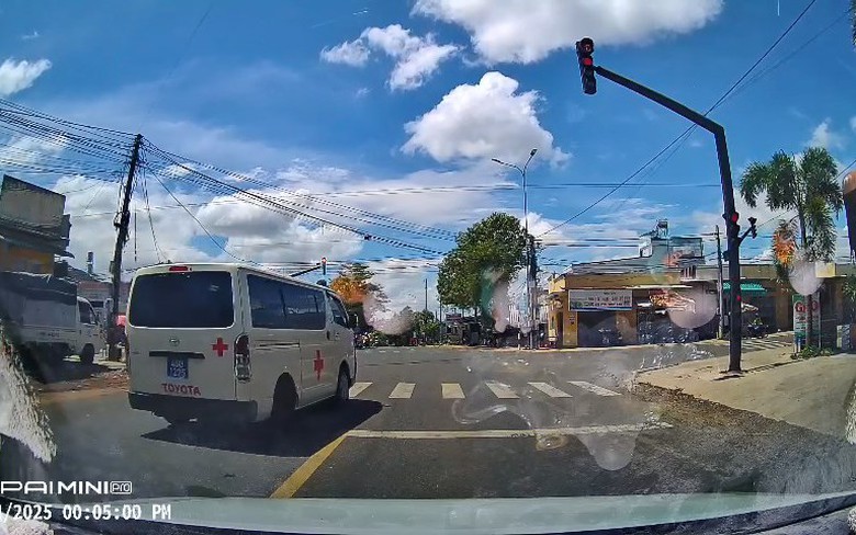 Xe cứu thương vượt đ&egrave;n đỏ t&ocirc;ng tr&uacute;ng khiến một học sinh trọng thương
