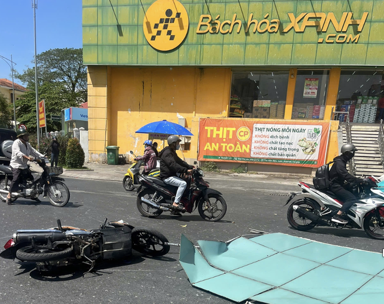 C&acirc;y đổ, gi&oacute; cuốn văng biển quảng c&aacute;o giữa đường phố Tr&agrave; Vinh khiến người d&acirc;n bị thương- Ảnh 3.