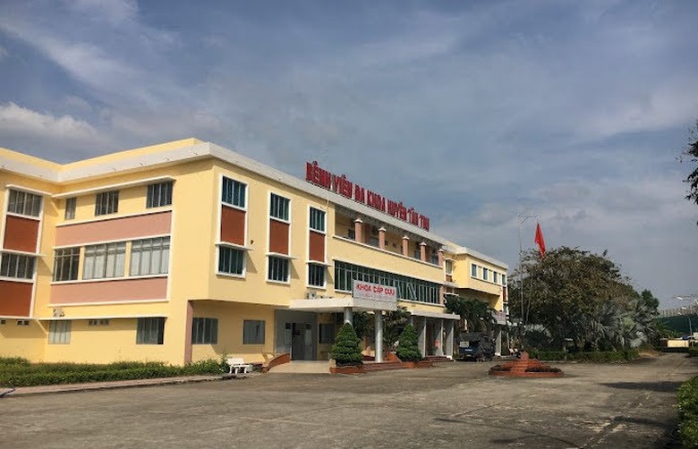 B&aacute;n giấy kh&aacute;m sức khỏe thu lợi bất ch&iacute;nh, một b&aacute;c sĩ ở Long An bị bắt tạm giam- Ảnh 1.