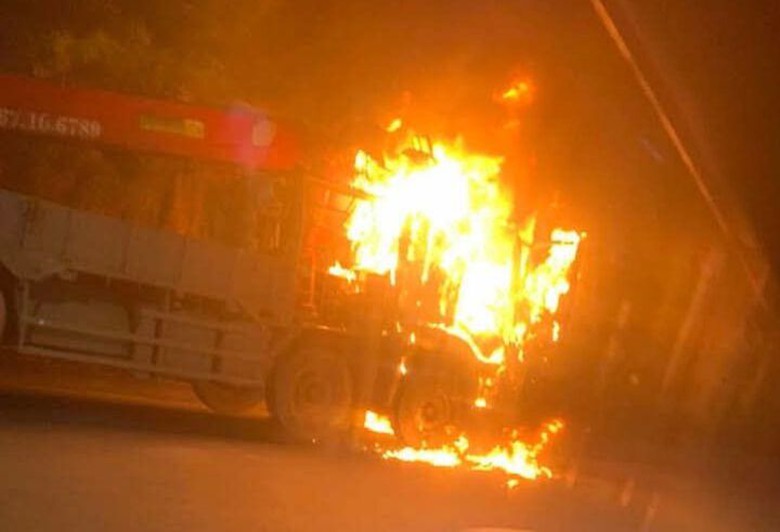 Xe tải ch&aacute;y dữ dội tr&ecirc;n đại lộ Thăng Long, giao th&ocirc;ng hỗn loạn giờ cao điểm- Ảnh 1.