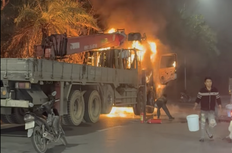 Xe tải ch&aacute;y dữ dội tr&ecirc;n đại lộ Thăng Long, giao th&ocirc;ng hỗn loạn giờ cao điểm- Ảnh 2.