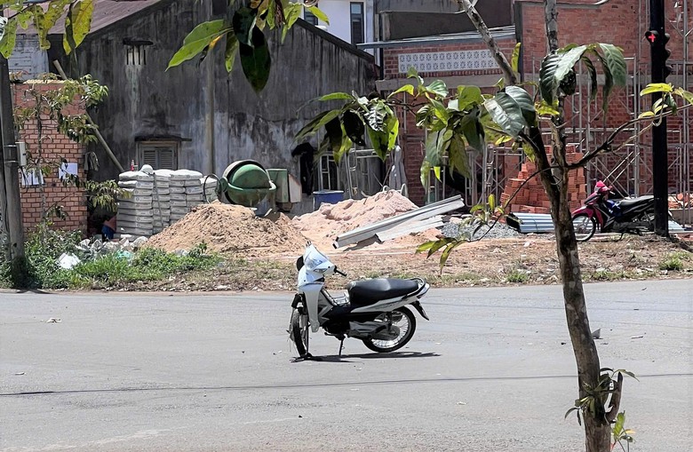 Xe cứu thương vượt đ&egrave;n đỏ t&ocirc;ng một học sinh trọng thương đ&atilde; qu&aacute; hạn đăng kiểm- Ảnh 2.