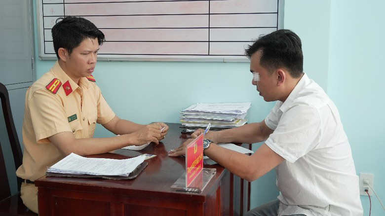 L&aacute;i xe kh&aacute;ch ở Tiền Giang vượt ẩu bị phạt h&agrave;nh ch&iacute;nh, trừ 2 điểm giấy ph&eacute;p l&aacute;i xe- Ảnh 1.