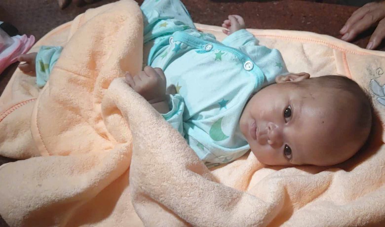 B&eacute; trai hơn 1 th&aacute;ng tuổi bị bỏ rơi ở ch&ugrave;a Ch&acirc;u Thới- Ảnh 1.