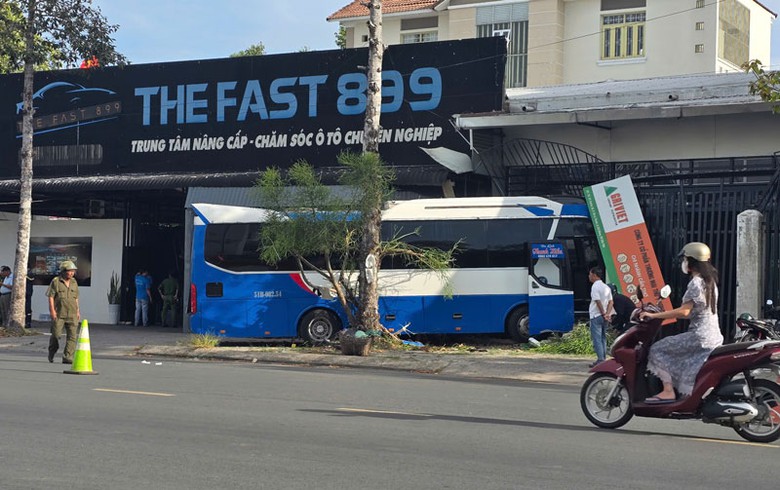 Sau va chạm, xe bu&yacute;t leo l&ecirc;n lề đường t&ocirc;ng tr&uacute;ng cổng nh&agrave; d&acirc;n.