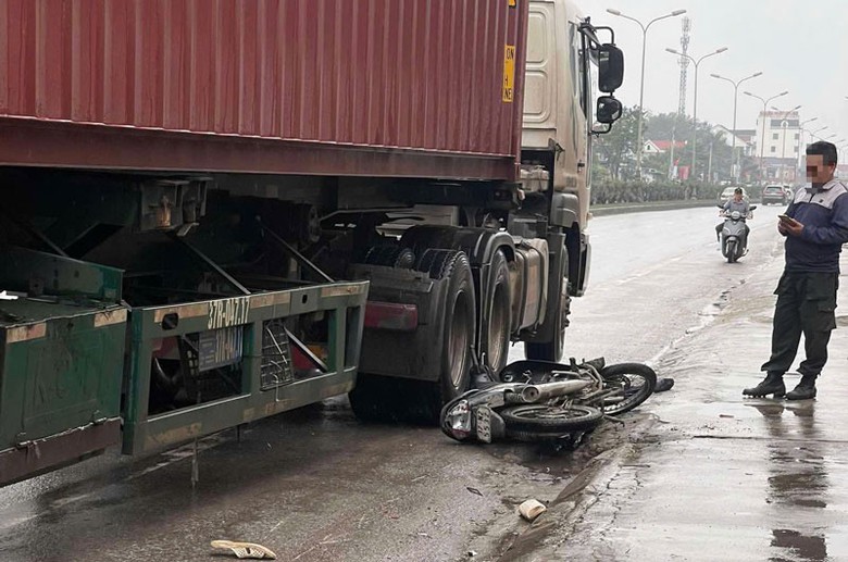 Hiện trường vụ tai nạn khiến người đ&agrave;n &ocirc;ng tử vong.