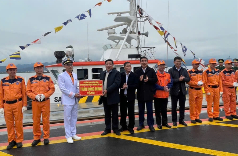 Bộ trưởng Trần Hồng Minh thị sát cảng Cẩm Phả, Lạch Huyện- Ảnh 4. Bộ trưởng Trần Hồng Minh thị sát cảng Cẩm Phả, Lạch Huyện- Ảnh 4.