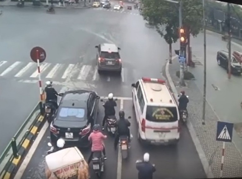 CSGT sẽ điều khiển đ&egrave;n t&iacute;n hiệu theo m&ocirc; h&igrave;nh "l&agrave;n s&oacute;ng xanh" ở tuyến đường ph&ugrave; hợp- Ảnh 2.