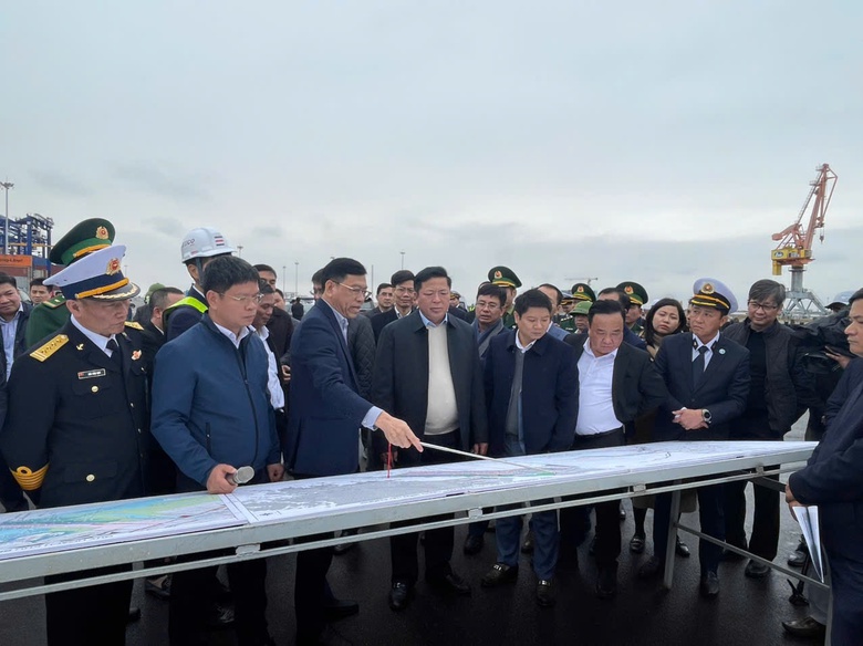 Bộ trưởng Trần Hồng Minh thị sát cảng Cẩm Phả, Lạch Huyện- Ảnh 3. Bộ trưởng Trần Hồng Minh thị sát cảng Cẩm Phả, Lạch Huyện- Ảnh 3.