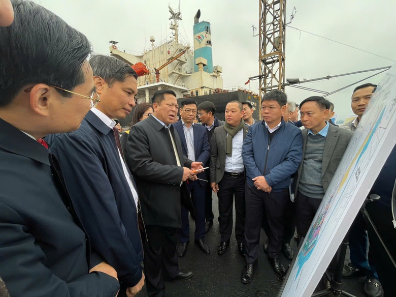 Bộ trưởng Trần Hồng Minh thị sát cảng Cẩm Phả, Lạch Huyện- Ảnh 2. Bộ trưởng Trần Hồng Minh thị sát cảng Cẩm Phả, Lạch Huyện- Ảnh 2.