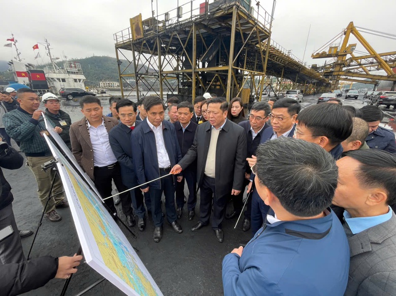 Bộ trưởng Trần Hồng Minh thị sát cảng Cẩm Phả, Lạch Huyện- Ảnh 1. Bộ trưởng Trần Hồng Minh thị sát cảng Cẩm Phả, Lạch Huyện- Ảnh 1.