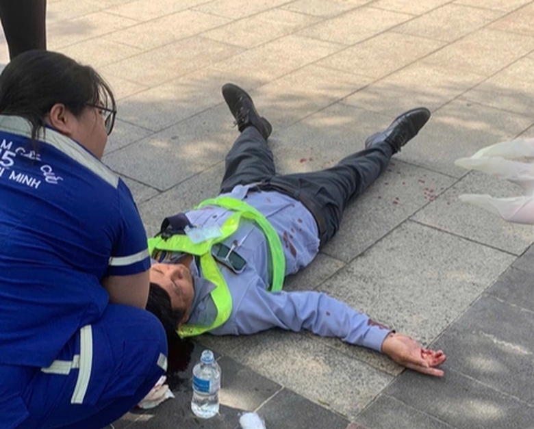 Triệu tập 2 người đ&aacute;nh bất tỉnh bảo vệ phố đi bộ Nguyễn Huệ- Ảnh 1.