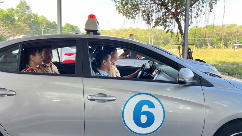 CSGT tiếp nhận 391 hồ sơ trong ng&agrave;y đầu cấp đổi giấy ph&eacute;p l&aacute;i xe- Ảnh 2.