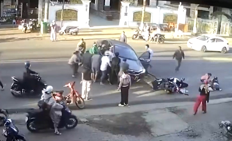 Khoảnh khắc người d&acirc;n n&acirc;ng &ocirc; t&ocirc;, cứu nạn nh&acirc;n lọt dưới gầm xe sau tai nạn li&ecirc;n ho&agrave;n- Ảnh 1.