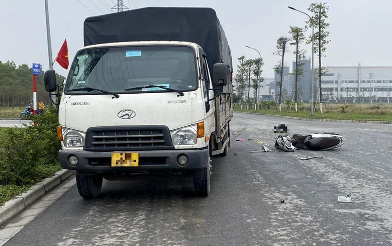 Hiện trường vụ tai nạn khiến người đi xe m&aacute;y tử vong.