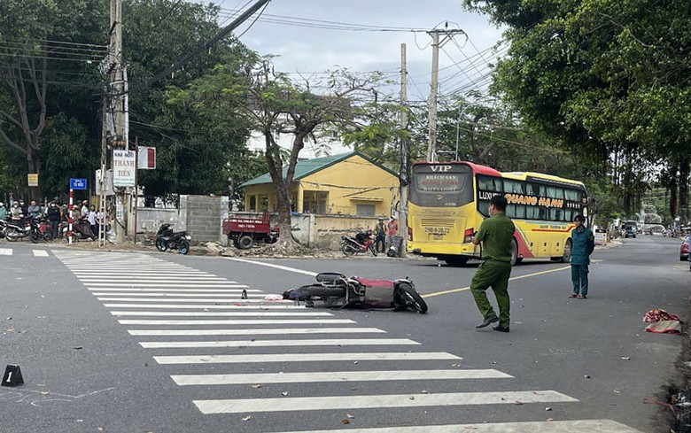 Hiện trường vụ tai nạn khiến một thầy gi&aacute;o tử vong tại chỗ.