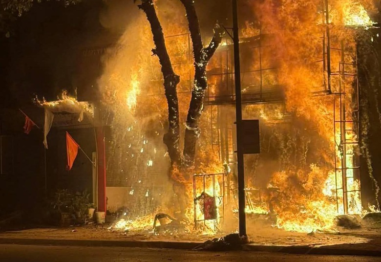 C&ocirc;ng an l&agrave;m việc với người đ&agrave;n &ocirc;ng ở Sơn La tự đốt nh&agrave; m&igrave;nh- Ảnh 1.