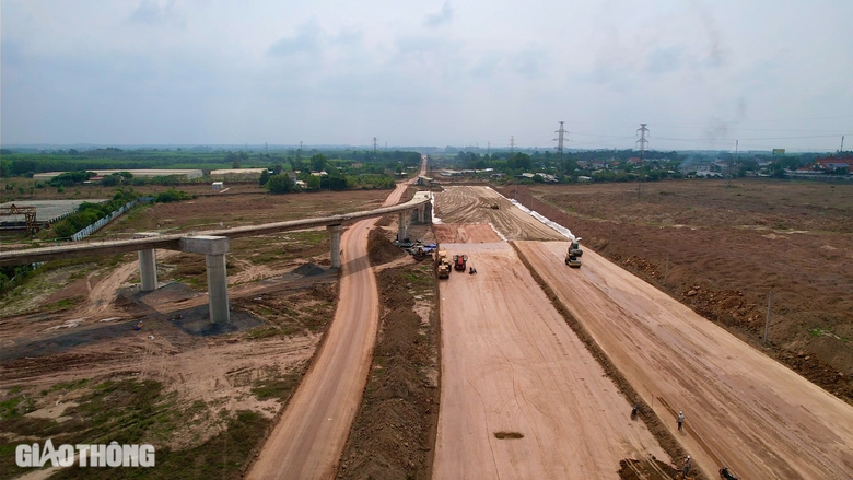 C&aacute;c c&ocirc;ng trường lớn s&ocirc;i động trở lại từ ng&agrave;y m&ugrave;ng 6 Tết- Ảnh 3.