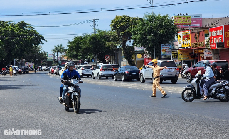 Đắk Lắk: Hơn 1.600 phương tiện vi phạm, 200 t&agrave;i xế bị trừ điểm trong 9 ng&agrave;y nghỉ Tết- Ảnh 2.