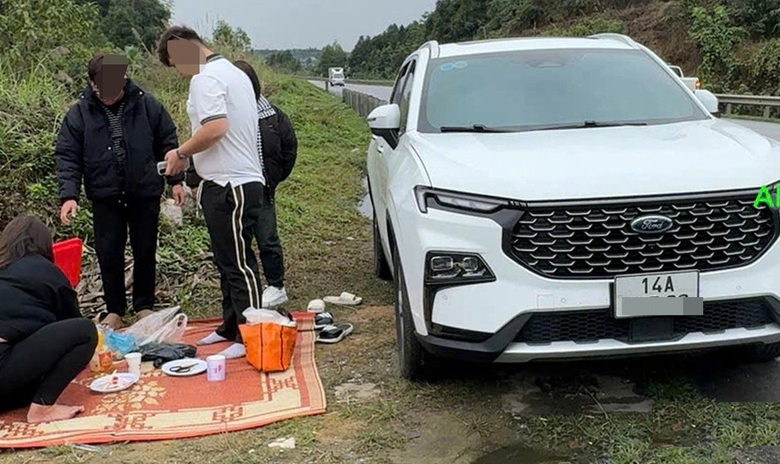 T&agrave;i xế dừng &ocirc; t&ocirc;, trải chiếu ngồi ăn cơm ven cao tốc bị xử phạt nặng- Ảnh 1.